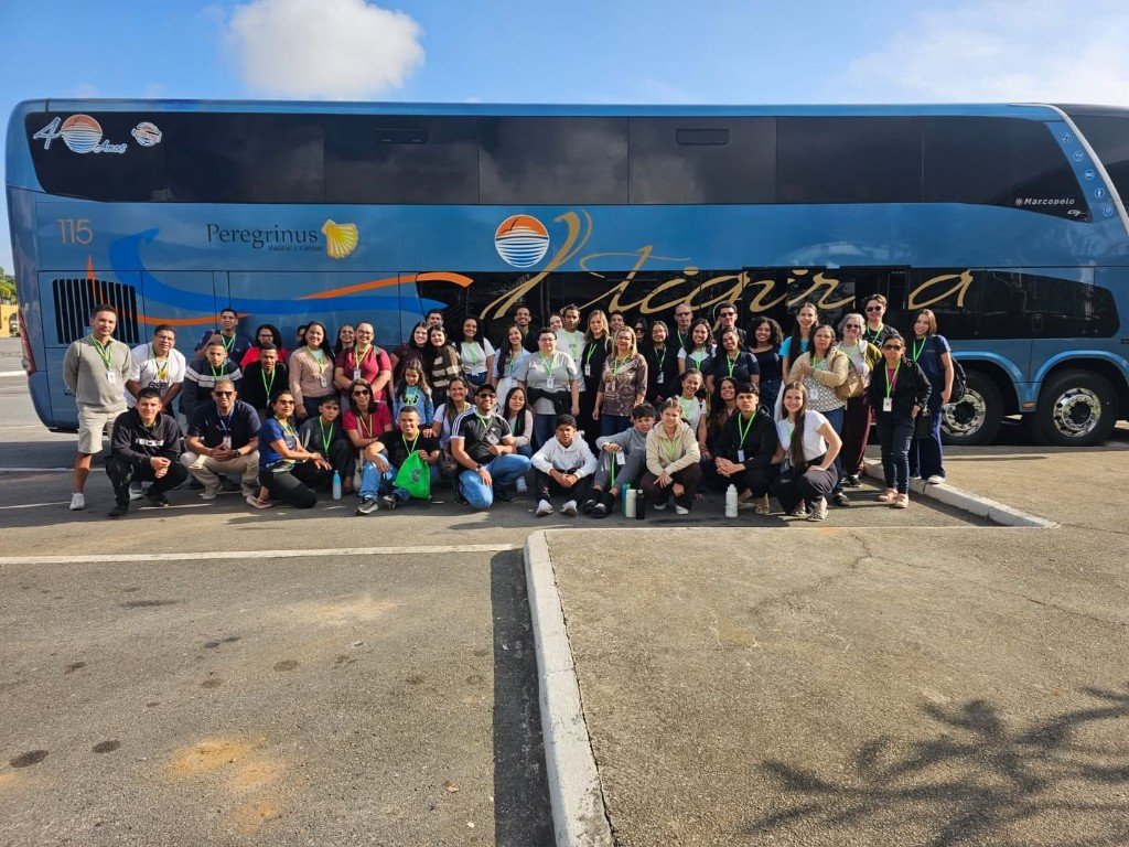 Grupo da Caravana Pai & Filho reunido em frente ao ônibus em uma edição anterior