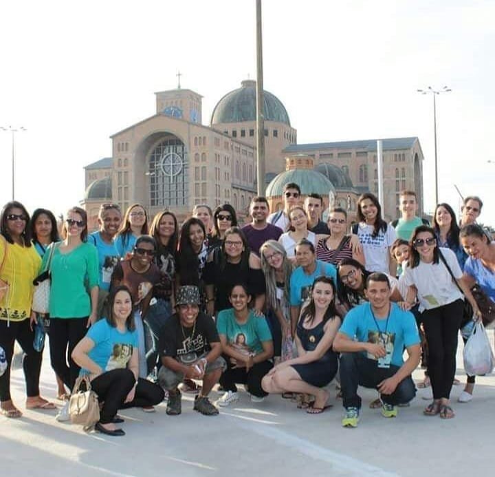 Grupo da caravana em frente à Basílica de Nossa Senhora Aparecida