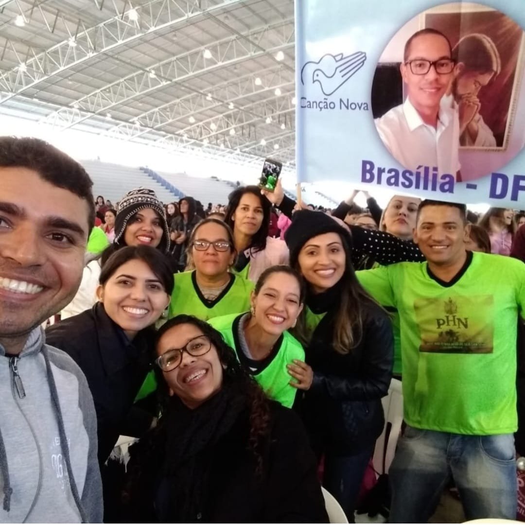 Selfie em grupo na arquibancada do ginásio, com a bandeira da Caravana Brasília - DF