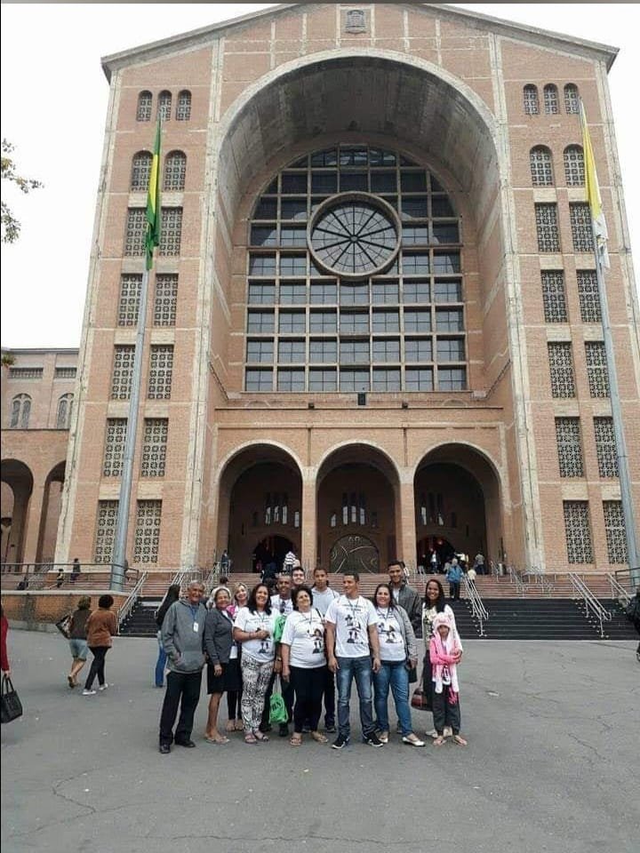 Grupo em frente à fachada principal do Santuário Nacional de Aparecida