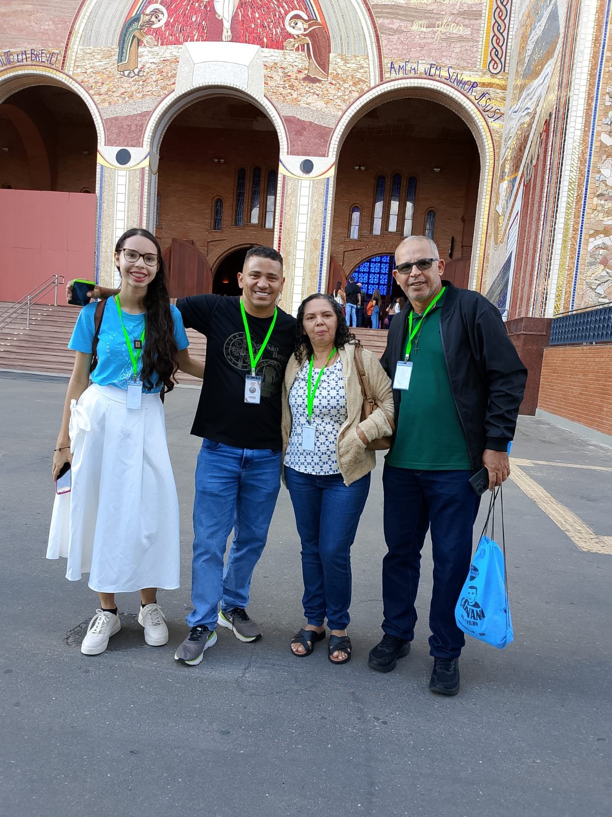 Família reunida em frente ao mosaico da Basílica de Aparecida