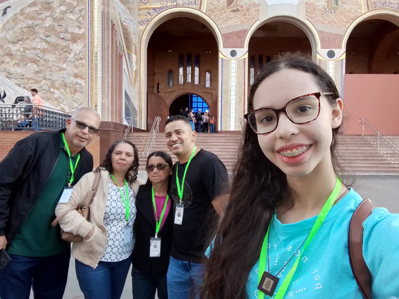 Momento em família em frente à Basílica de Aparecida, um dos destaques do passeio