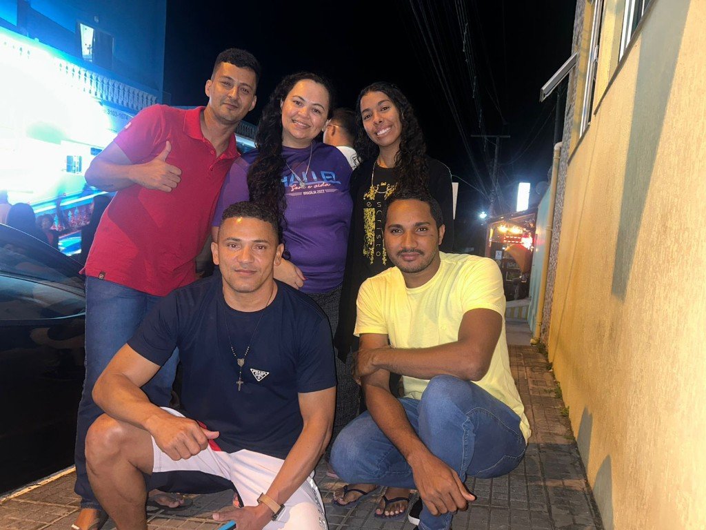 Cinco participantes da caravana reunidos durante um momento de confraternização