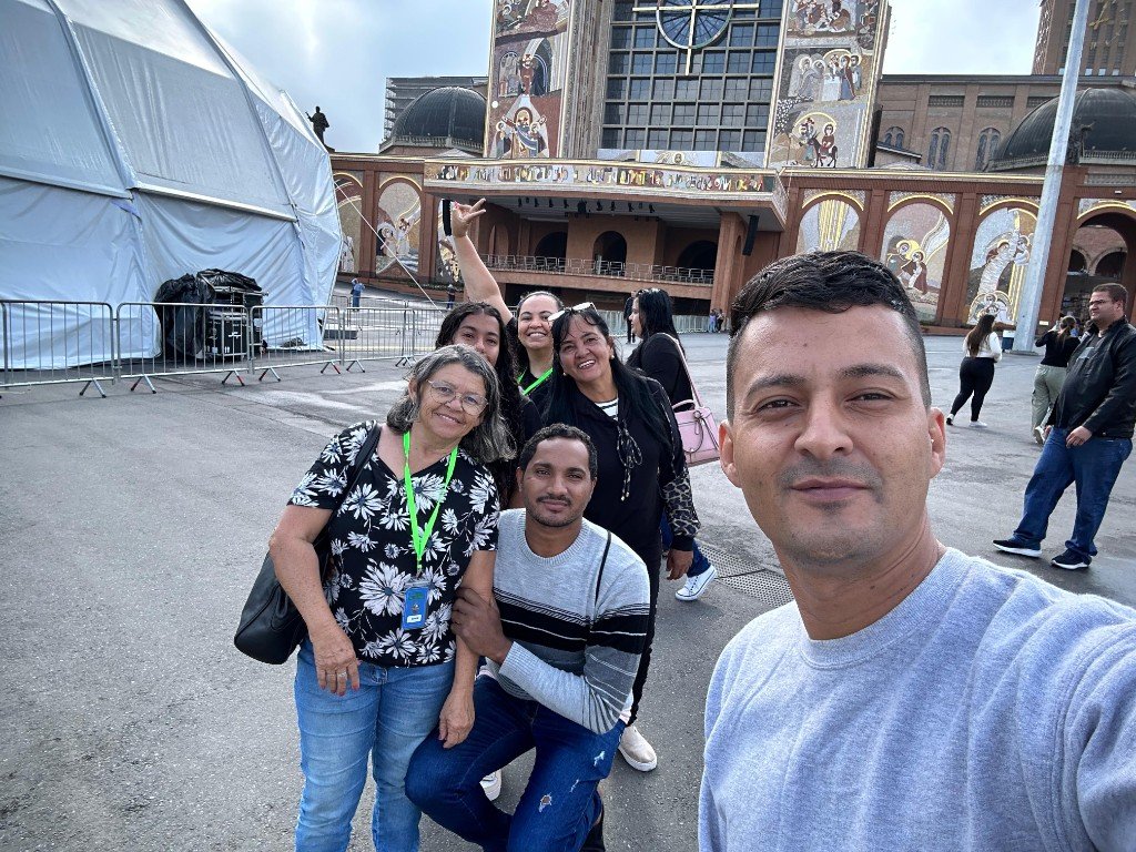 Grupo da caravana em frente ao Santuário Nacional de Aparecida
